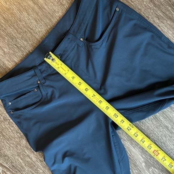 Lululemon men’s ABC pants in True Navy. Size 33 - Picture 8 of 16